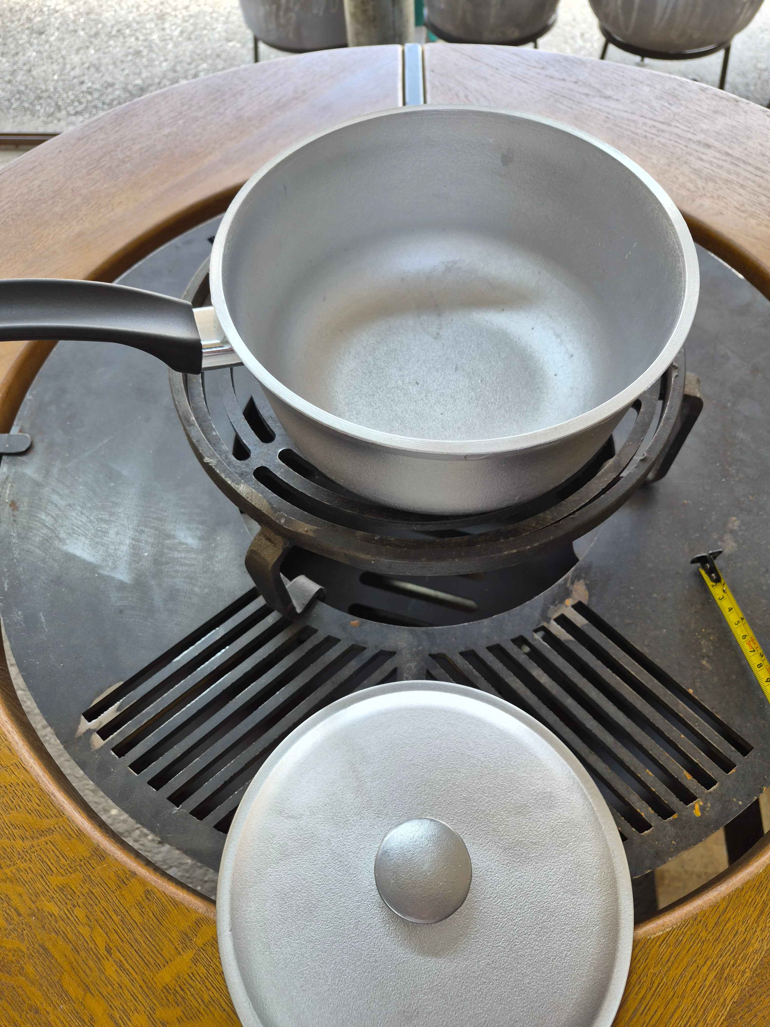 Cauş 3L Aluminiu cu capac cu maner plastic.