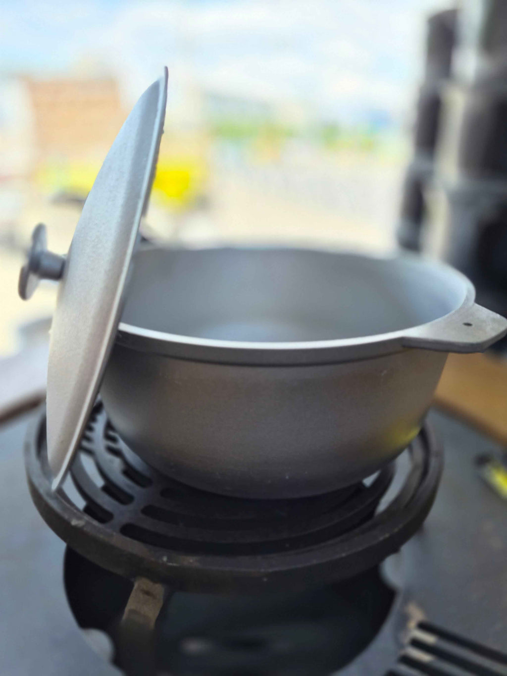Cauş 5L Aluminiu turnat cu capac si maner plastic.