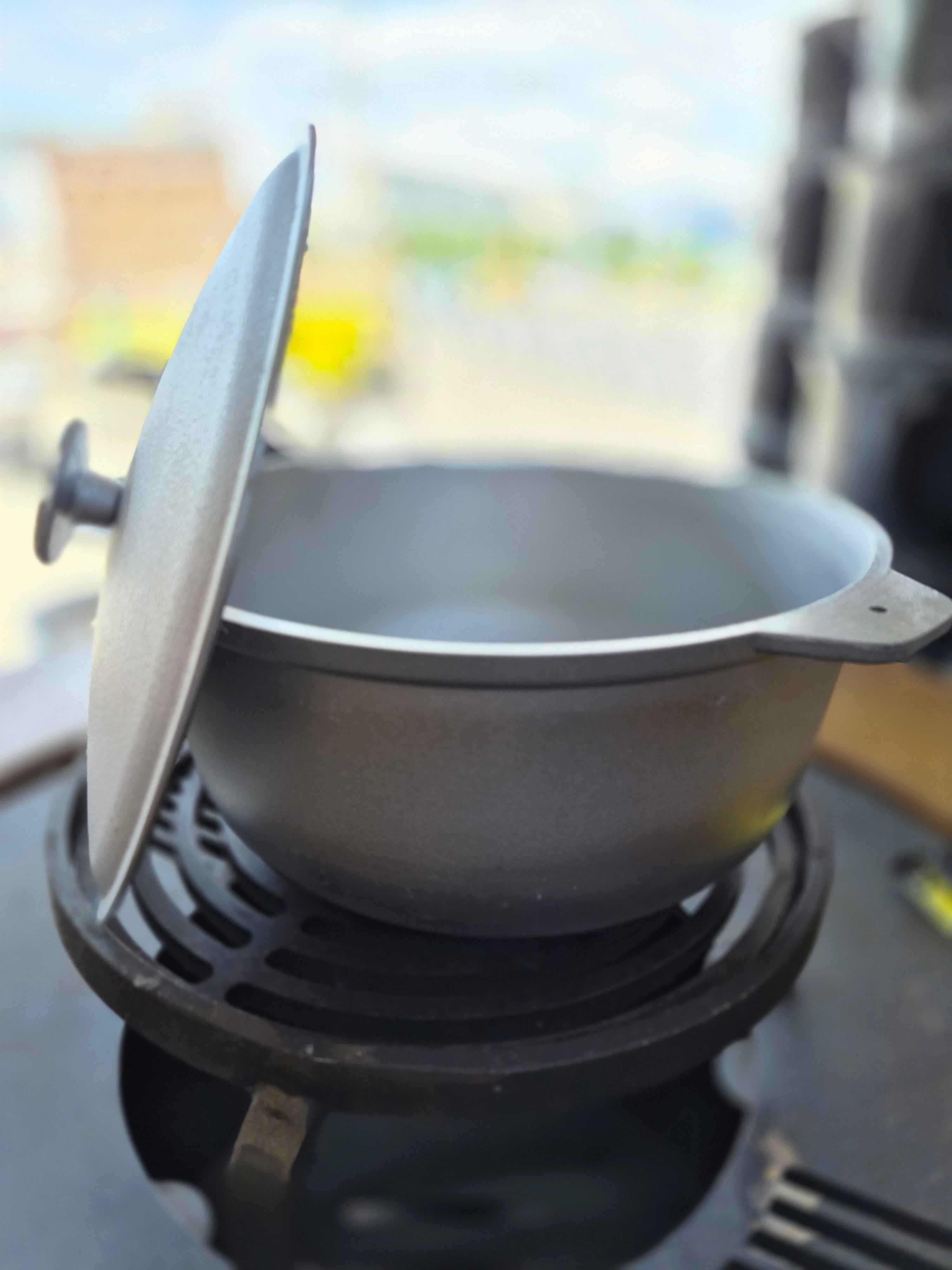 Cauş 5L Aluminiu turnat cu capac si maner plastic.