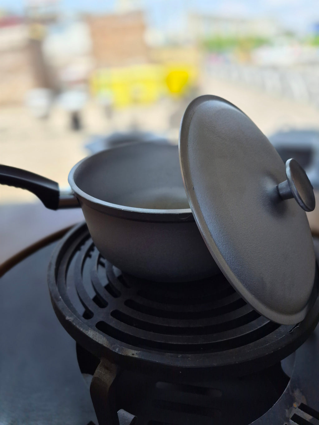 Cauş 3L Aluminiu cu capac cu maner plastic.