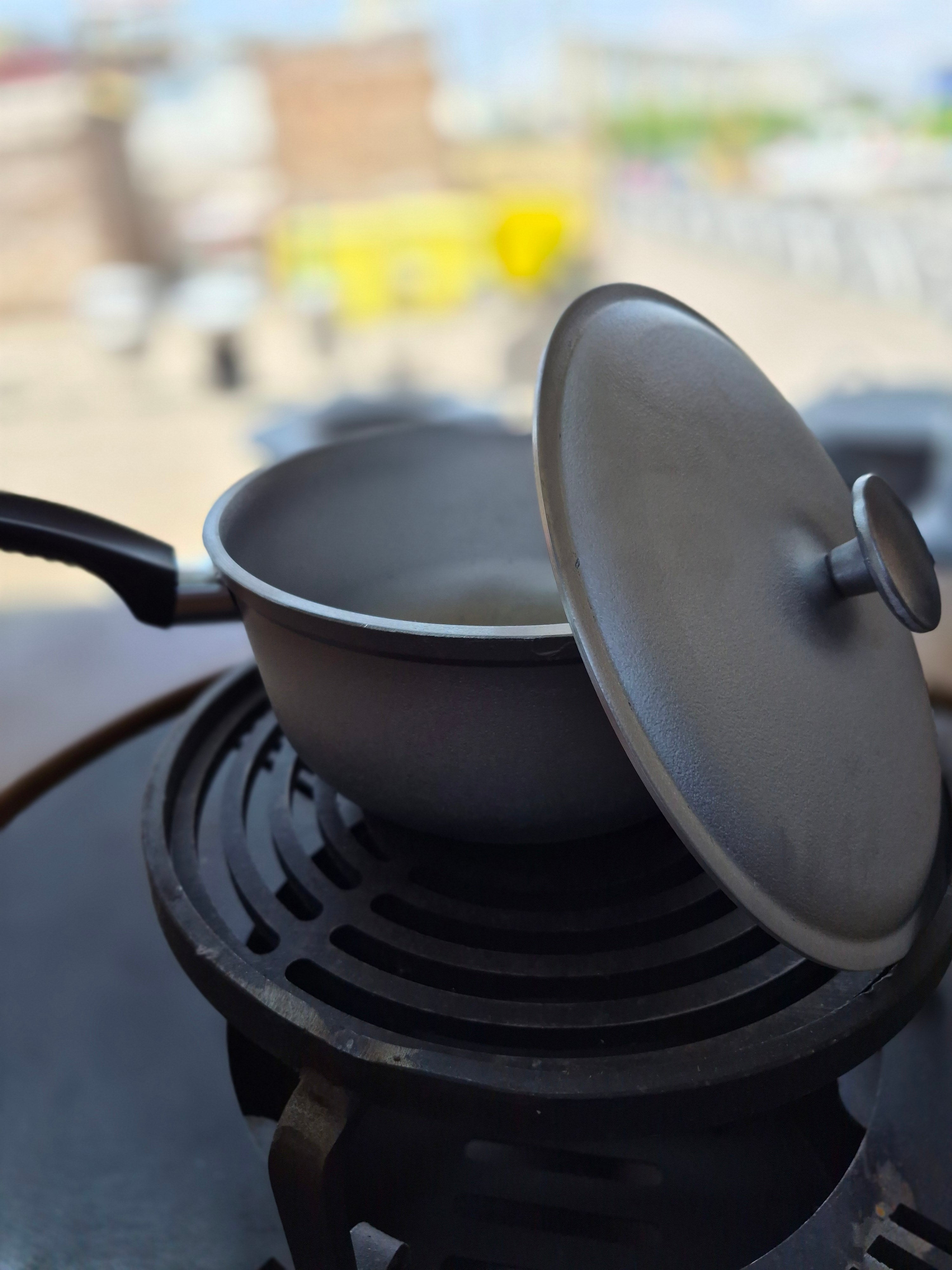 Cauş 3L Aluminiu cu capac cu maner plastic.