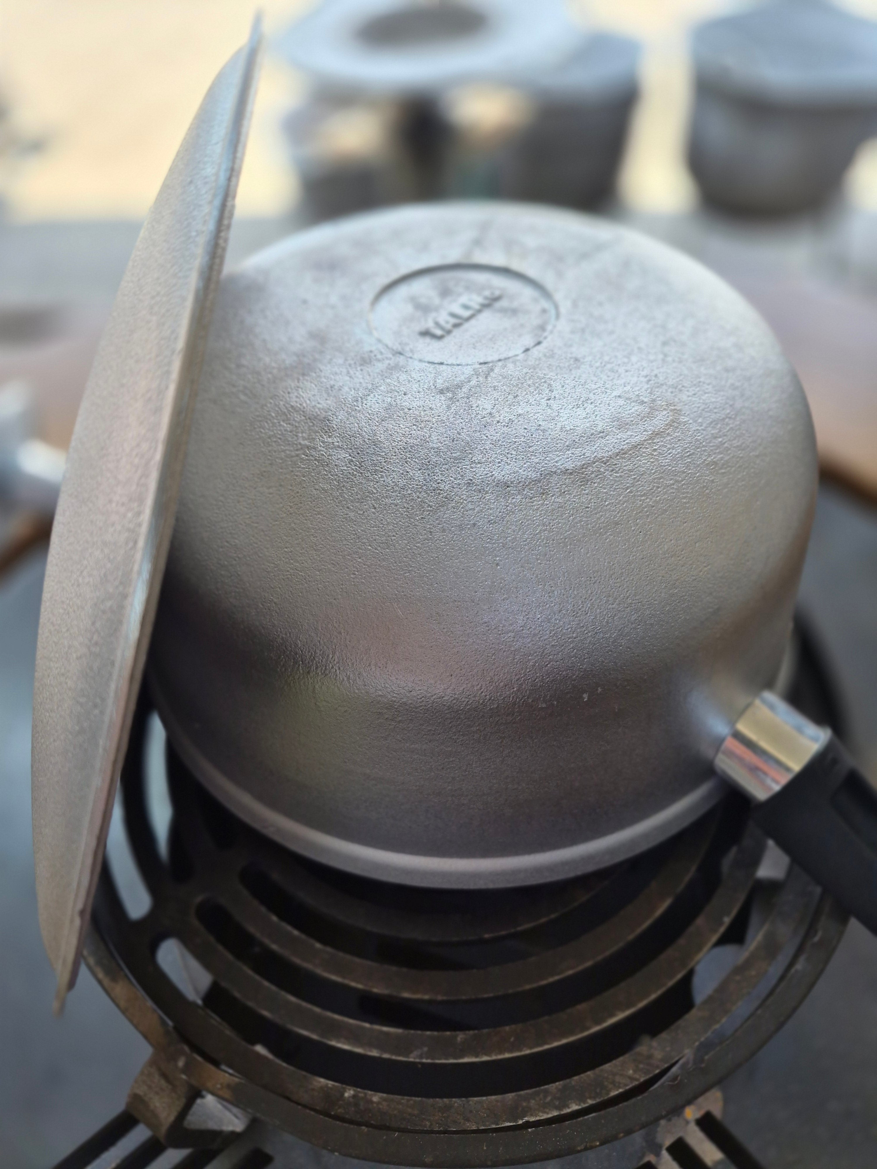 Cauş 5L Aluminiu turnat cu capac si maner plastic.