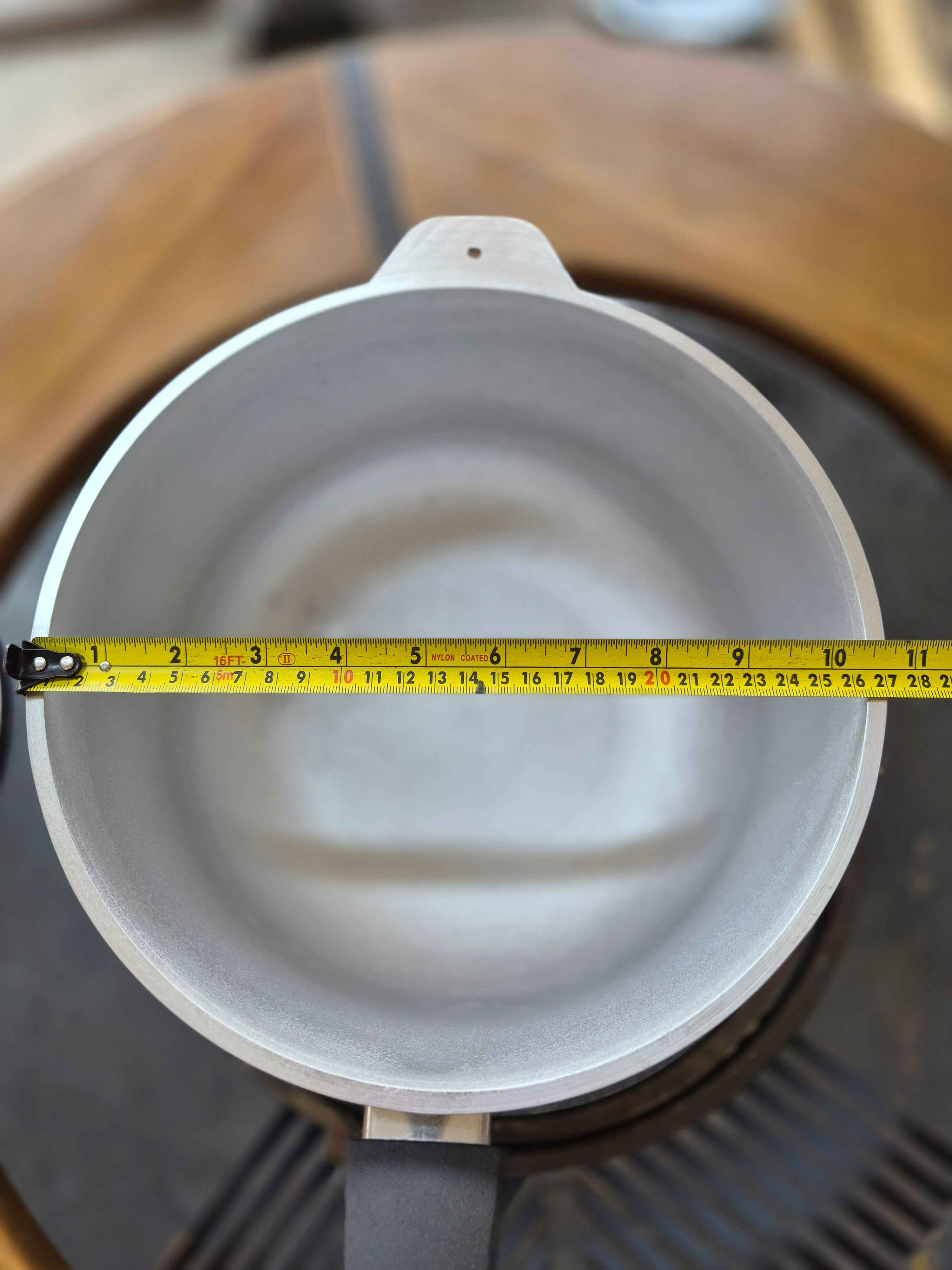 Cauş 5L Aluminiu turnat cu capac si maner plastic.